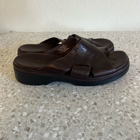 Clarks Womens 8 1/2 chocolate Brown Leather
Slides Wedge Sandals Open Toe Shoe - Picture 3 of 10